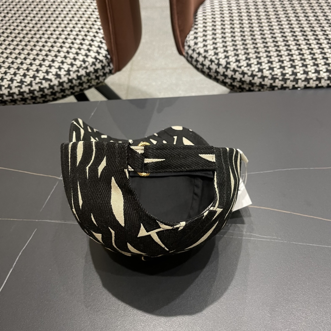 迪奥Dior👒 新款刺绣棒球帽🧢，防晒指数超高，特别显脸小，有型不软塌，可随意折叠，携带方便🤗