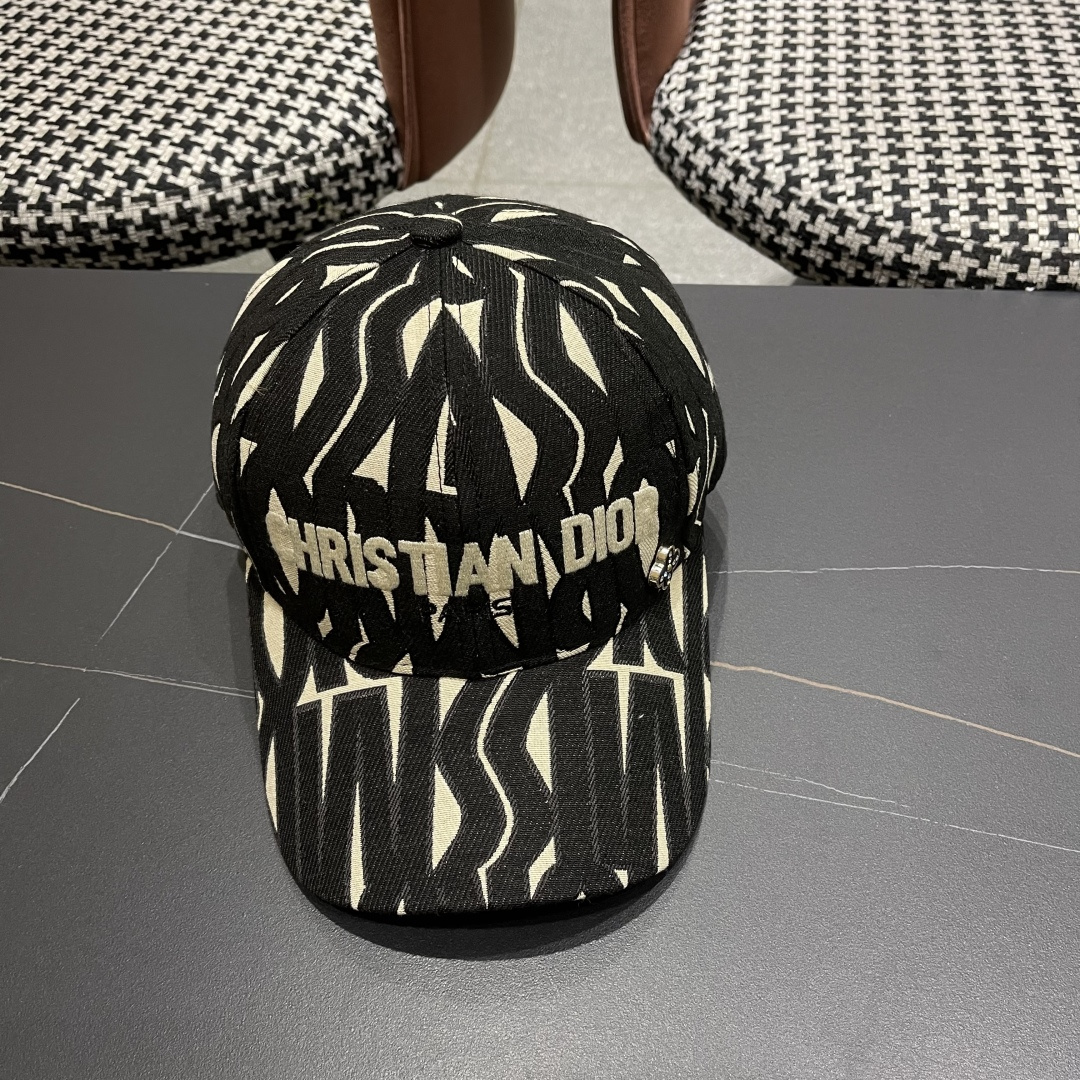 迪奥Dior👒 新款刺绣棒球帽🧢，防晒指数超高，特别显脸小，有型不软塌，可随意折叠，携带方便🤗