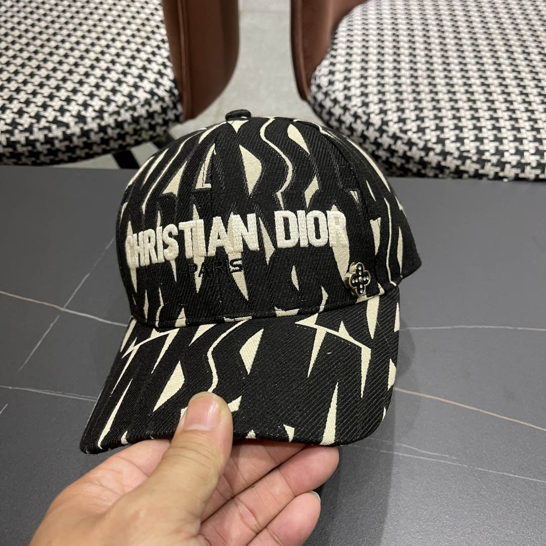 迪奥Dior👒 新款刺绣棒球帽🧢，防晒指数超高，特别显脸小，有型不软塌，可随意折叠，携带方便🤗