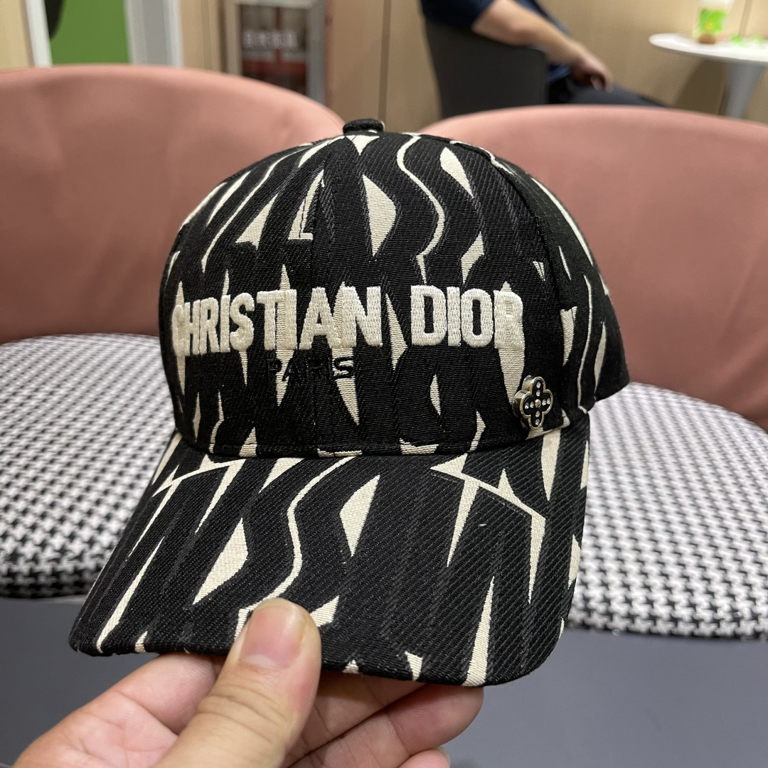 迪奥Dior👒 新款刺绣棒球帽🧢，防晒指数超高，特别显脸小，有型不软塌，可随意折叠，携带方便🤗