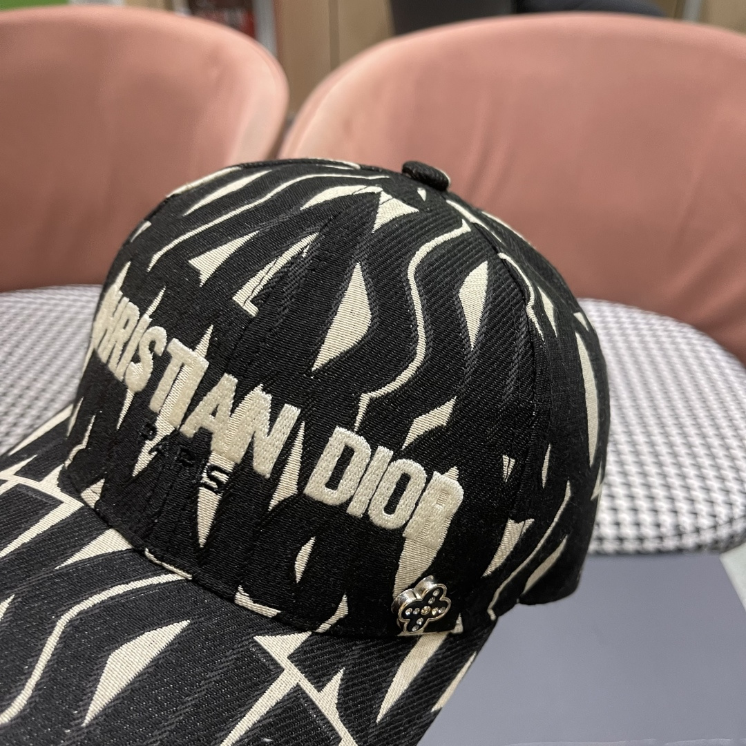迪奥Dior👒 新款刺绣棒球帽🧢，防晒指数超高，特别显脸小，有型不软塌，可随意折叠，携带方便🤗