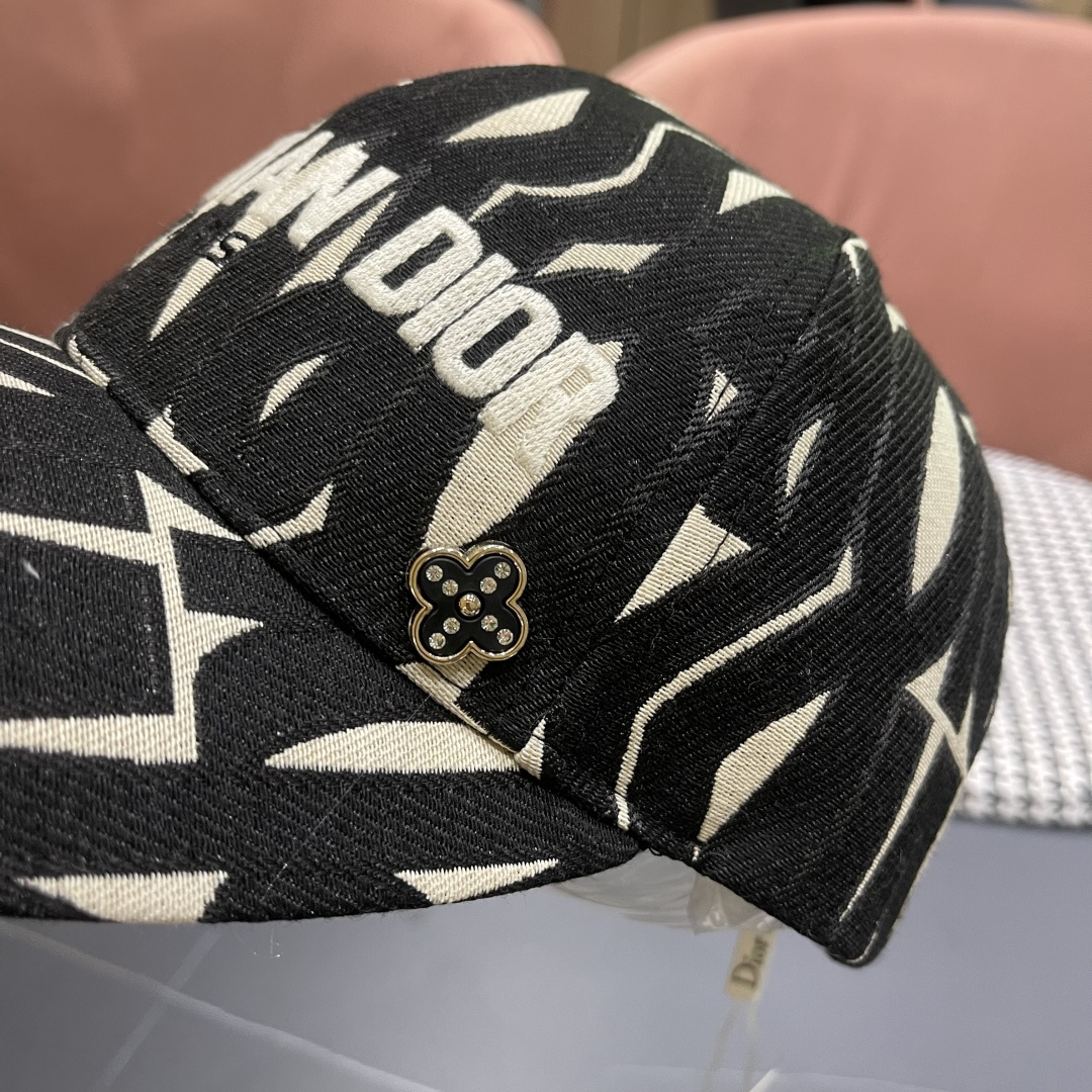 迪奥Dior👒 新款刺绣棒球帽🧢，防晒指数超高，特别显脸小，有型不软塌，可随意折叠，携带方便🤗