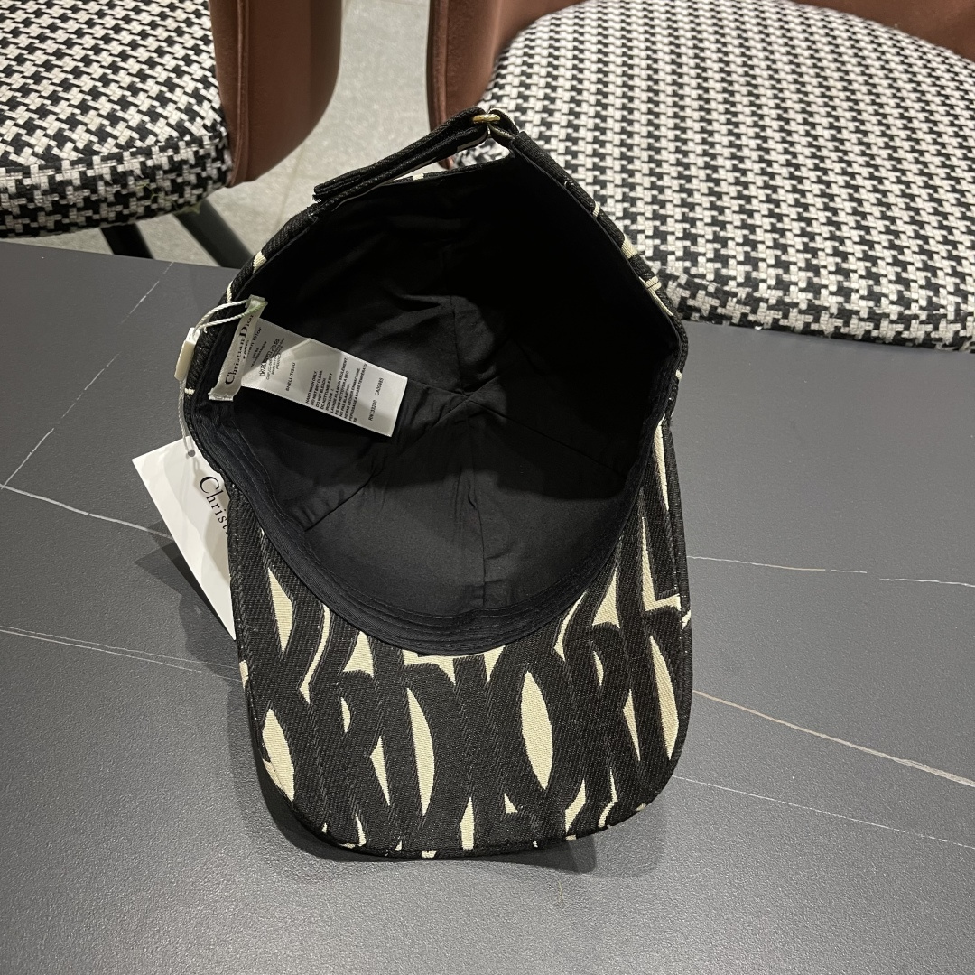 迪奥Dior👒 新款刺绣棒球帽🧢，防晒指数超高，特别显脸小，有型不软塌，可随意折叠，携带方便🤗