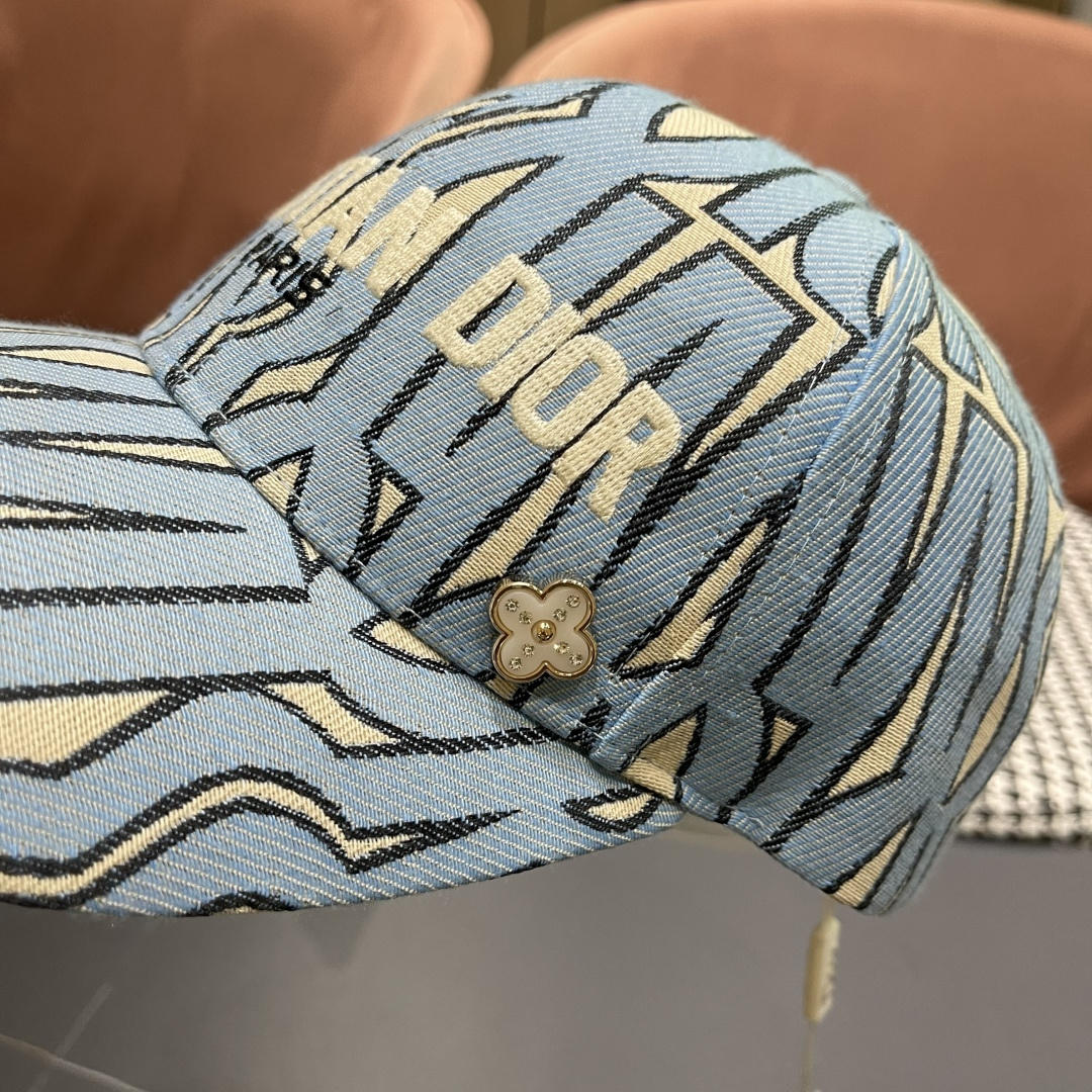 迪奥Dior👒 新款刺绣棒球帽🧢，防晒指数超高，特别显脸小，有型不软塌，可随意折叠，携带方便🤗