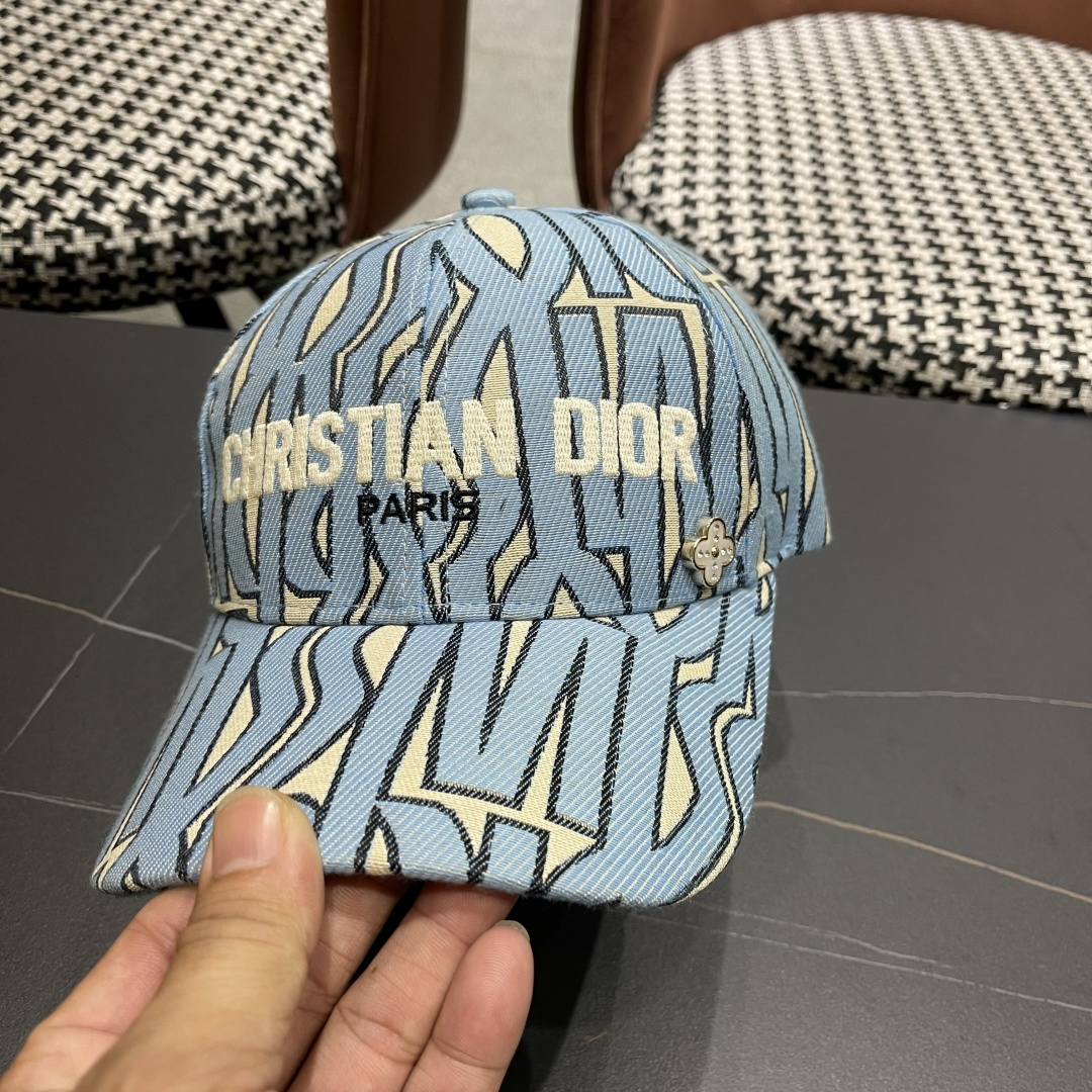 迪奥Dior👒 新款刺绣棒球帽🧢，防晒指数超高，特别显脸小，有型不软塌，可随意折叠，携带方便🤗