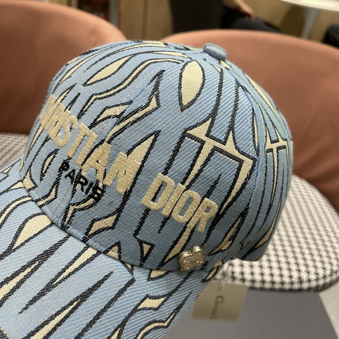 迪奥Dior👒 新款刺绣棒球帽🧢，防晒指数超高，特别显脸小，有型不软塌，可随意折叠，携带方便🤗