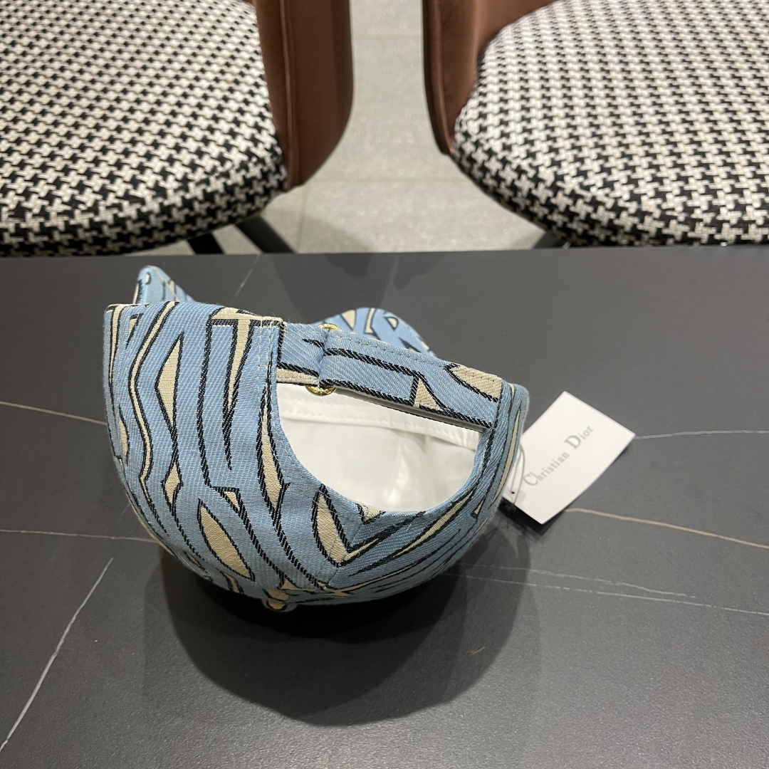 迪奥Dior👒 新款刺绣棒球帽🧢，防晒指数超高，特别显脸小，有型不软塌，可随意折叠，携带方便🤗