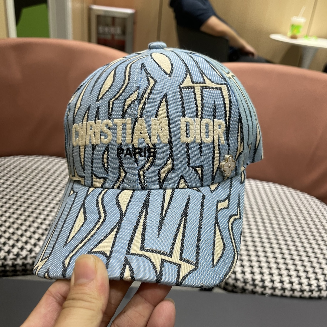迪奥Dior👒 新款刺绣棒球帽🧢，防晒指数超高，特别显脸小，有型不软塌，可随意折叠，携带方便🤗