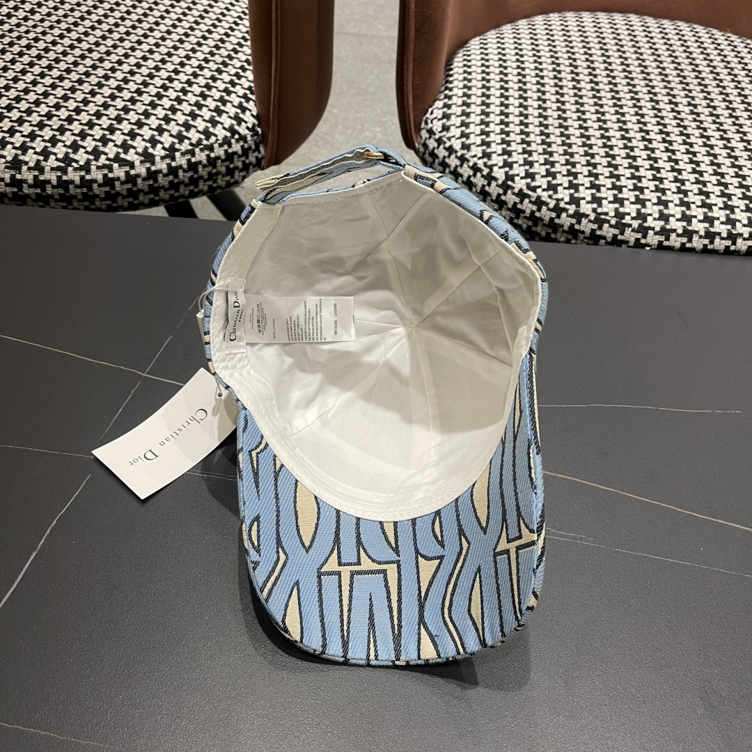 迪奥Dior👒 新款刺绣棒球帽🧢，防晒指数超高，特别显脸小，有型不软塌，可随意折叠，携带方便🤗