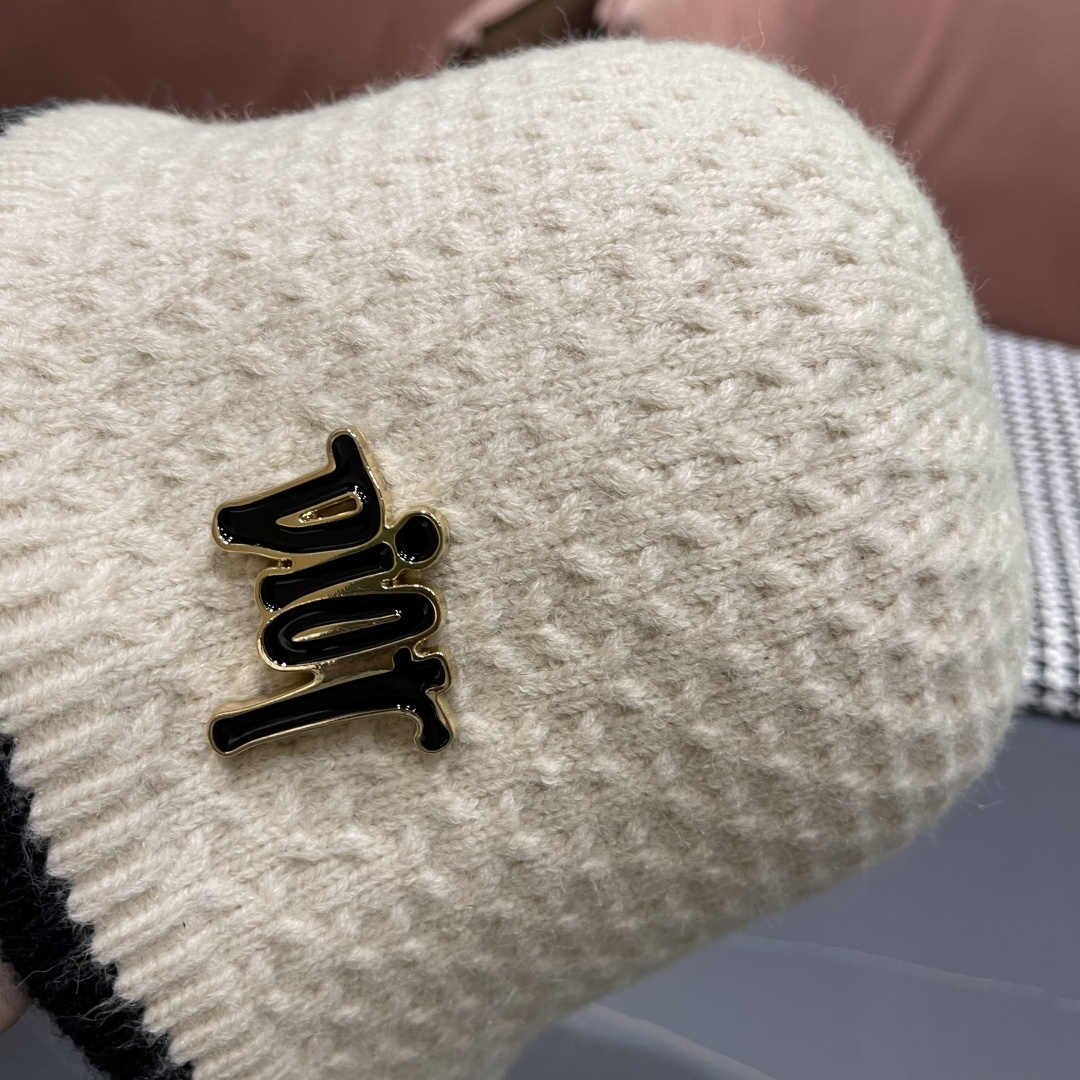 迪奥 针织毛绒渔夫帽女秋冬季时尚百搭保暖护耳羊羔绒盆帽