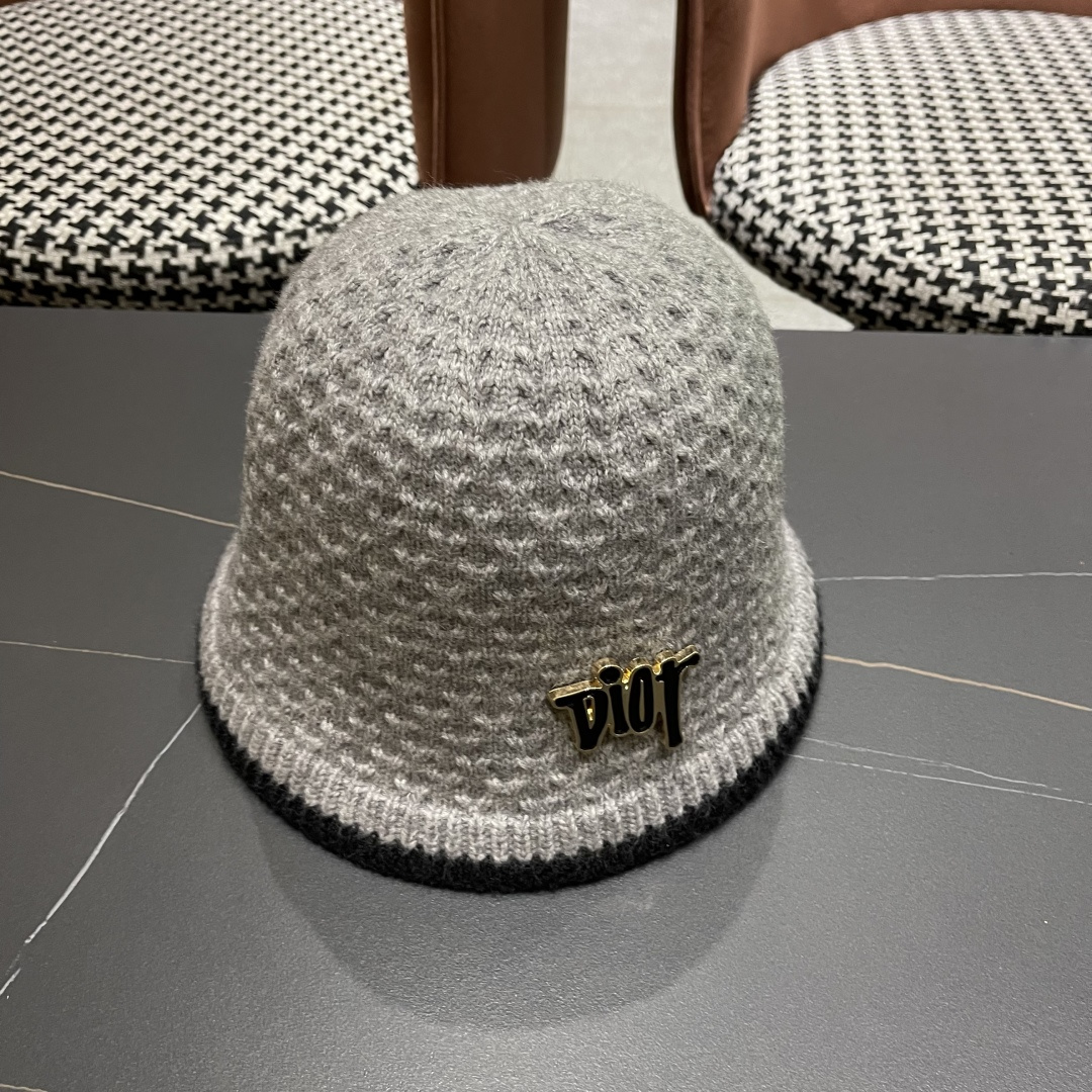 迪奥 针织毛绒渔夫帽女秋冬季时尚百搭保暖护耳羊羔绒盆帽