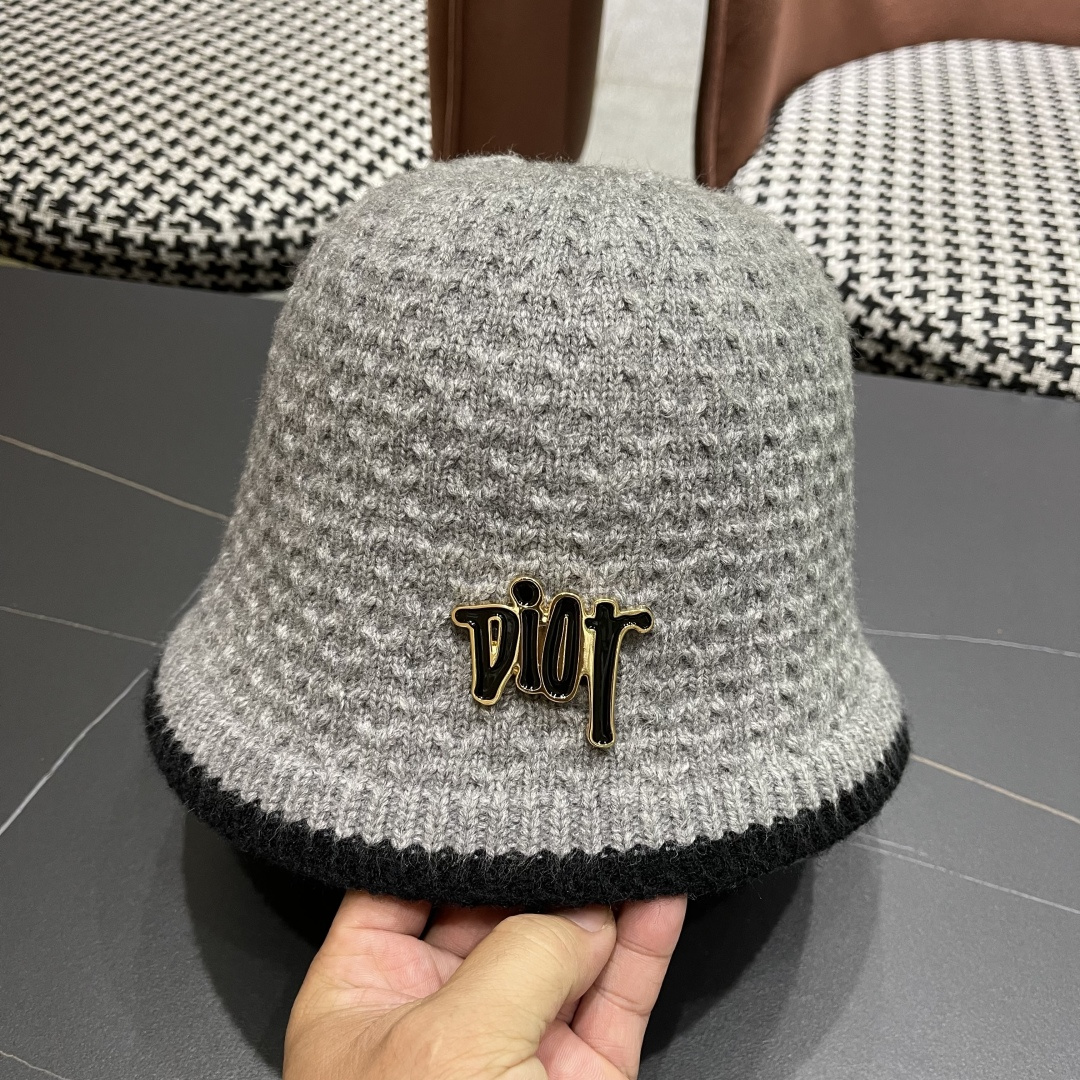 迪奥 针织毛绒渔夫帽女秋冬季时尚百搭保暖护耳羊羔绒盆帽