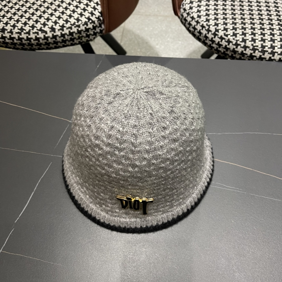 迪奥 针织毛绒渔夫帽女秋冬季时尚百搭保暖护耳羊羔绒盆帽