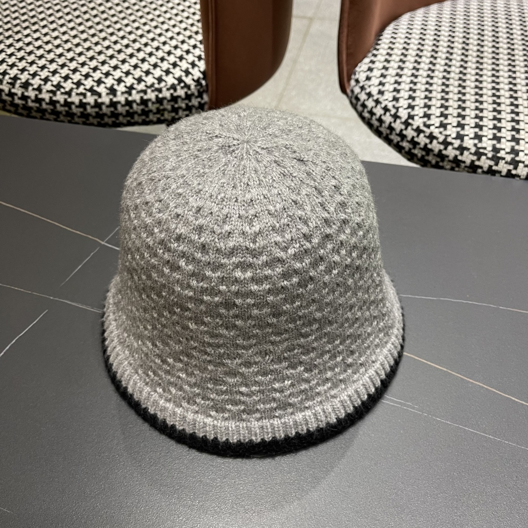 迪奥 针织毛绒渔夫帽女秋冬季时尚百搭保暖护耳羊羔绒盆帽