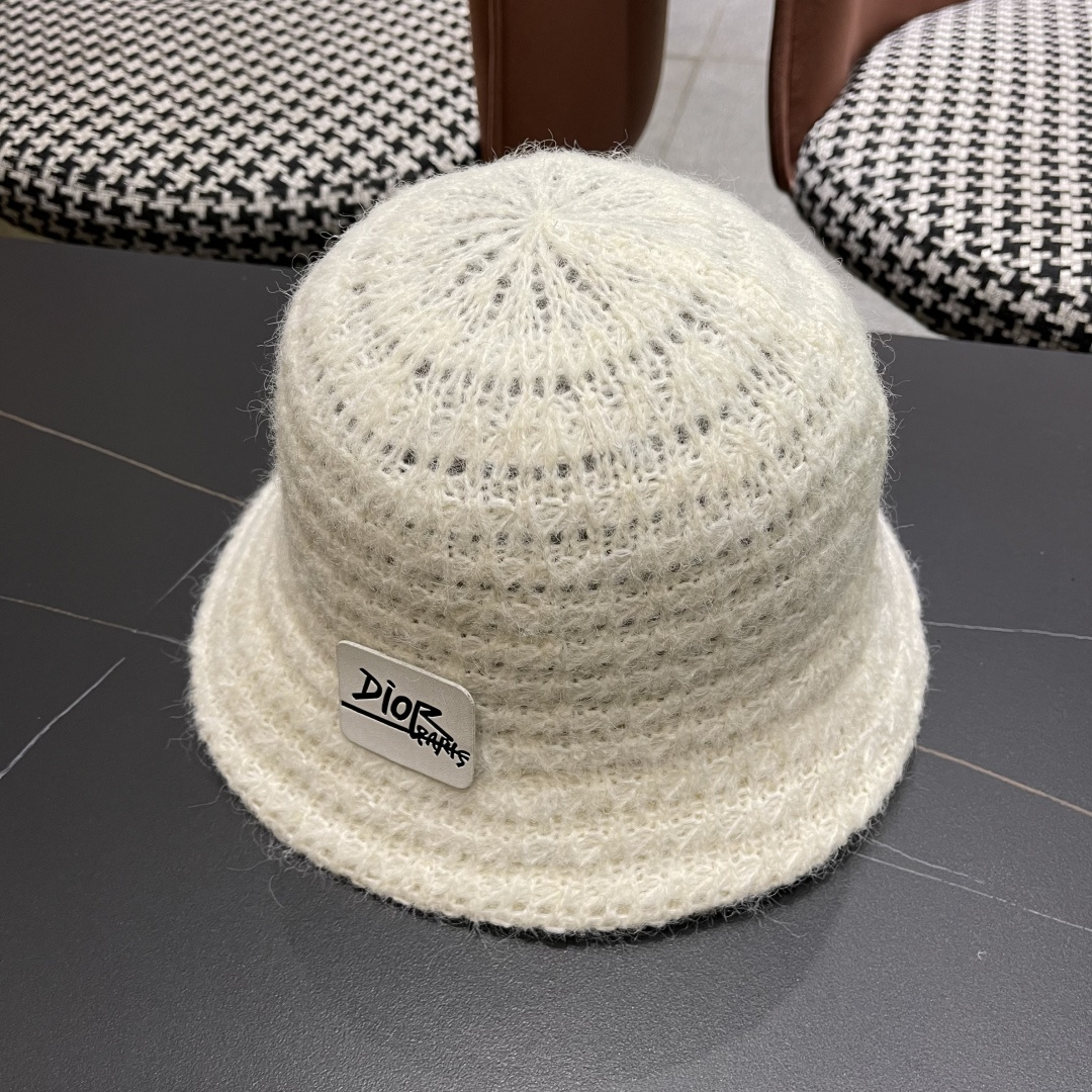  迪奥Dior 纯色复古大头围渔夫帽女2025年新款
秋冬加大加深水桶帽显脸小盆帽