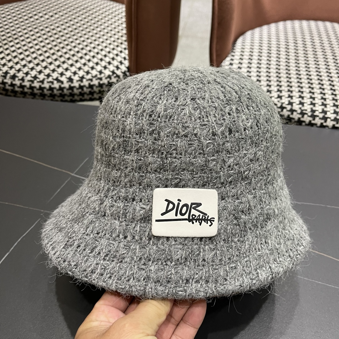  迪奥Dior 纯色复古大头围渔夫帽女2025年新款
秋冬加大加深水桶帽显脸小盆帽