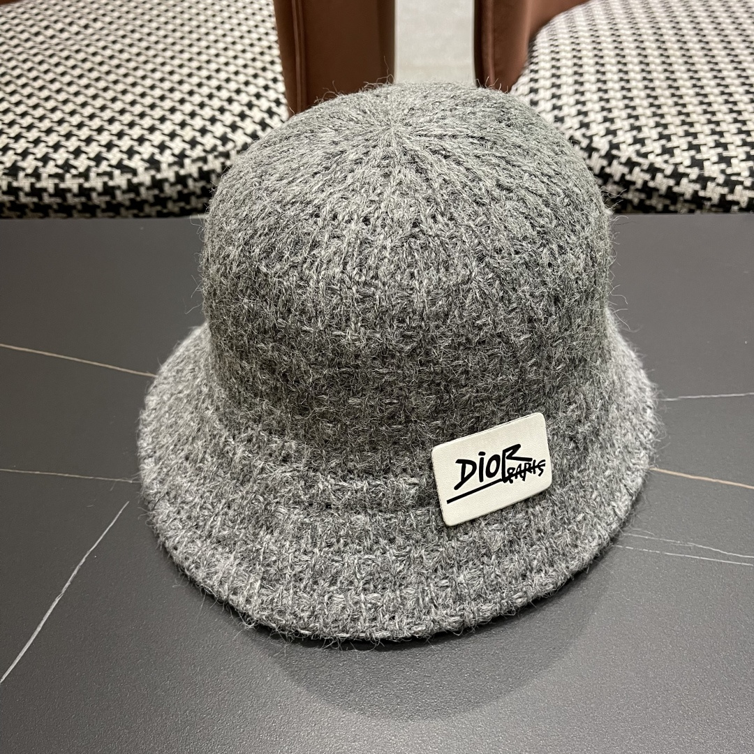  迪奥Dior 纯色复古大头围渔夫帽女2025年新款
秋冬加大加深水桶帽显脸小盆帽