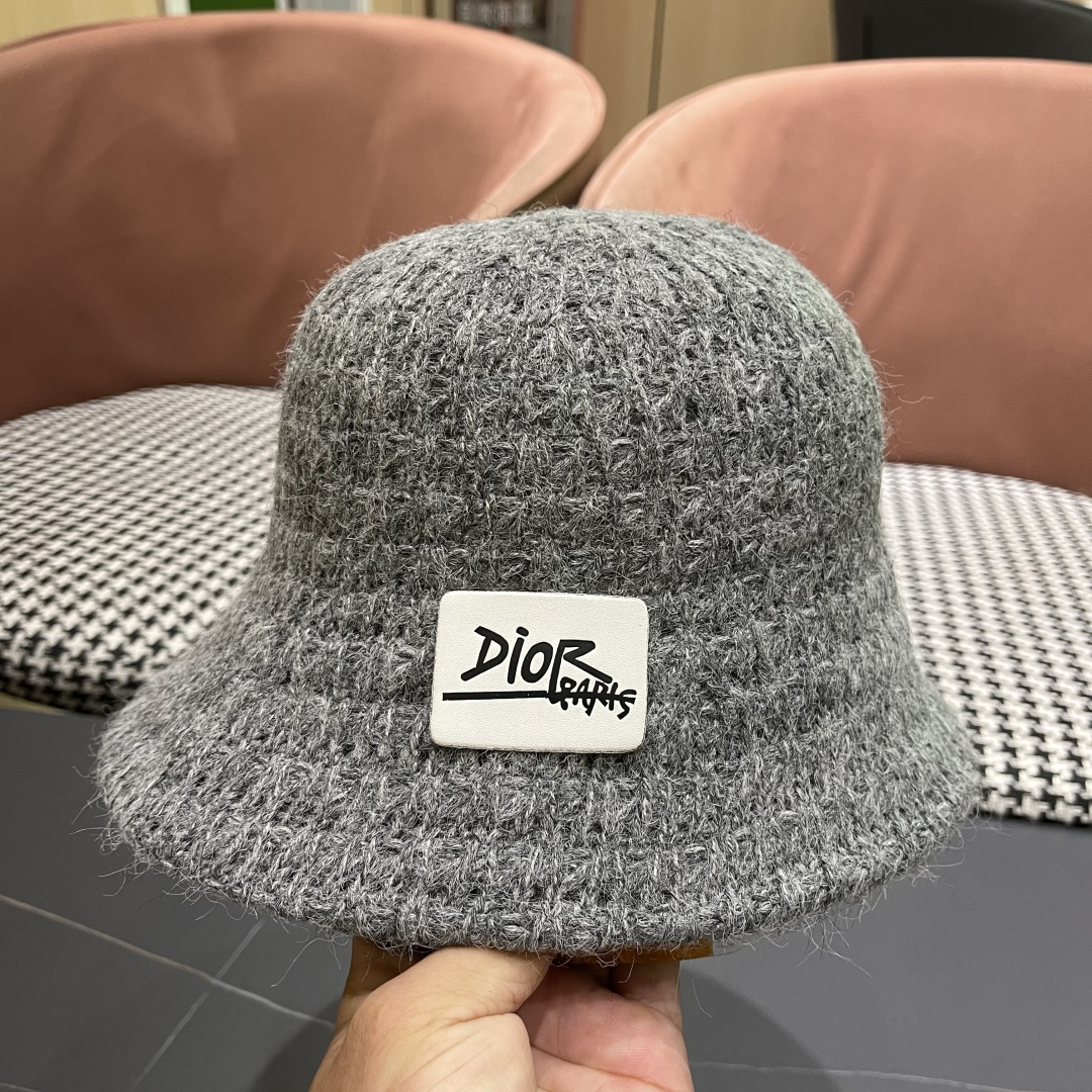  迪奥Dior 纯色复古大头围渔夫帽女2025年新款
秋冬加大加深水桶帽显脸小盆帽