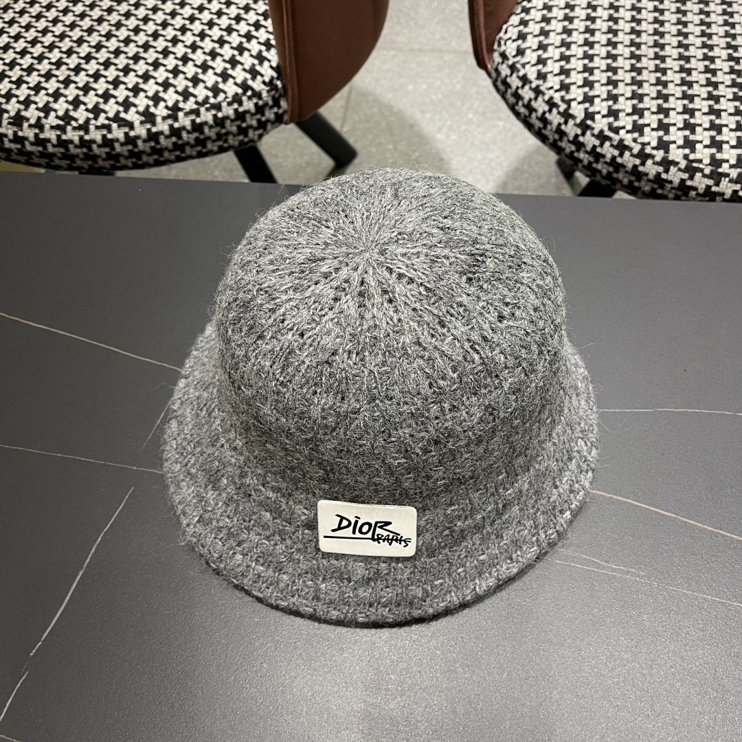  迪奥Dior 纯色复古大头围渔夫帽女2025年新款
秋冬加大加深水桶帽显脸小盆帽