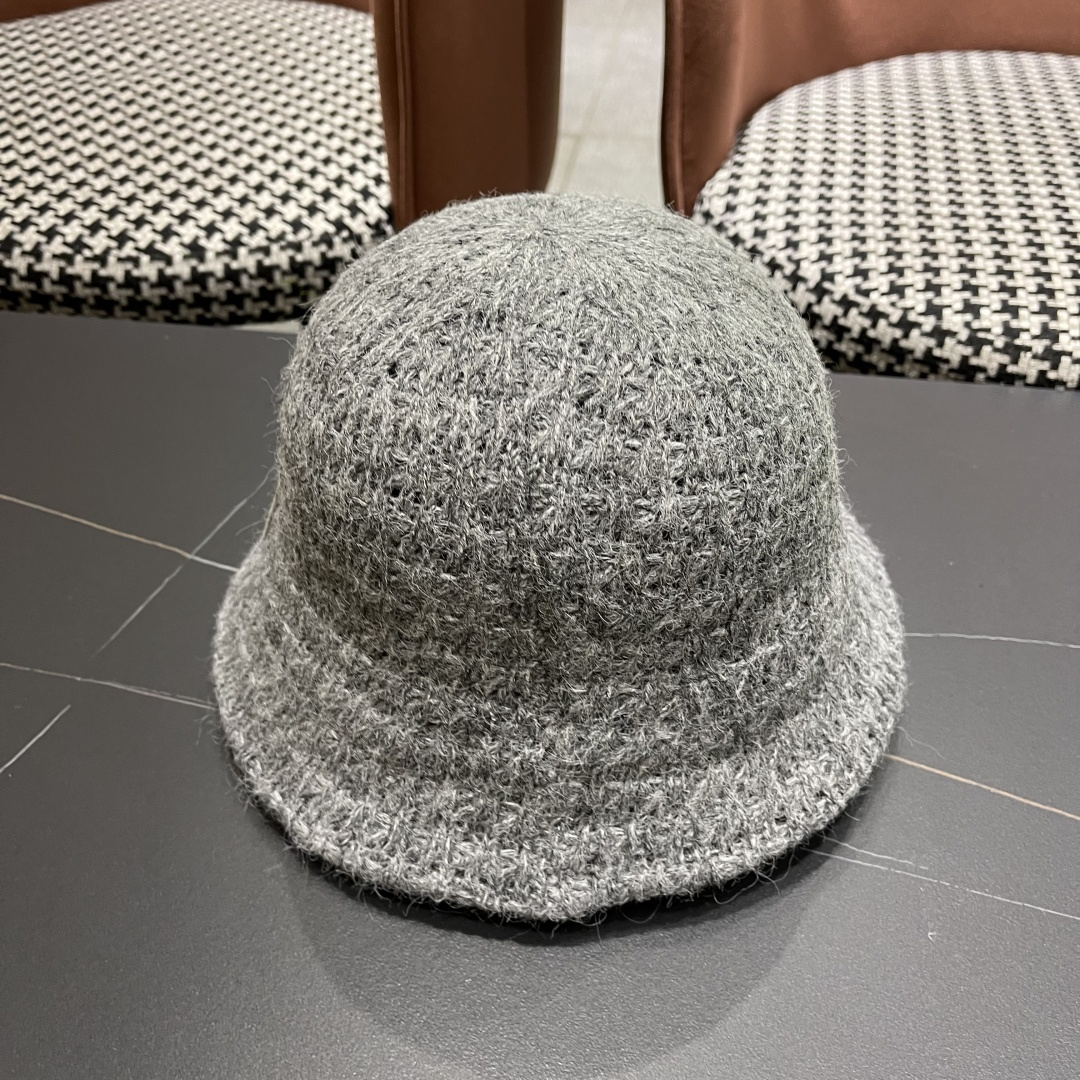  迪奥Dior 纯色复古大头围渔夫帽女2025年新款
秋冬加大加深水桶帽显脸小盆帽