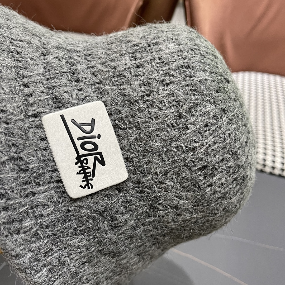  迪奥Dior 纯色复古大头围渔夫帽女2025年新款
秋冬加大加深水桶帽显脸小盆帽