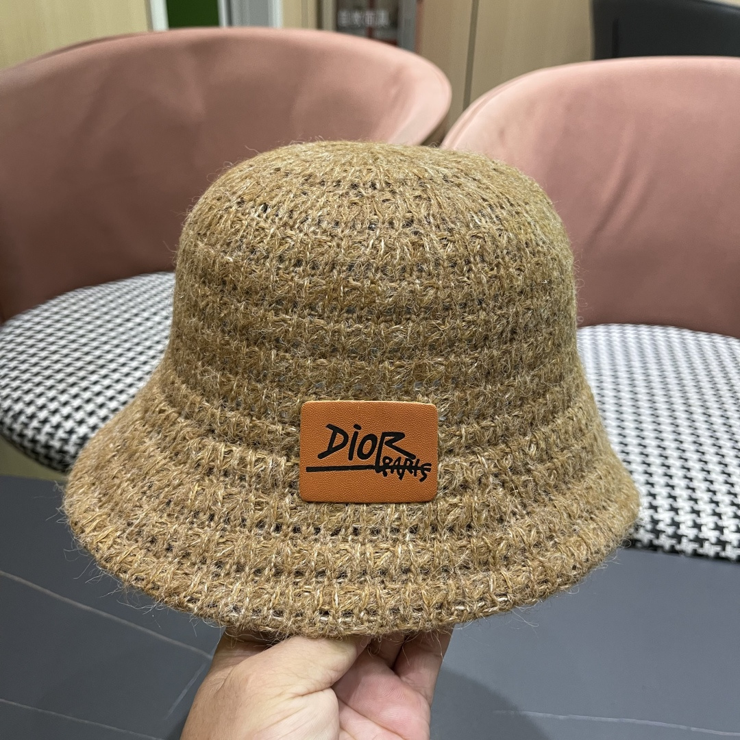  迪奥Dior 纯色复古大头围渔夫帽女2025年新款
秋冬加大加深水桶帽显脸小盆帽
