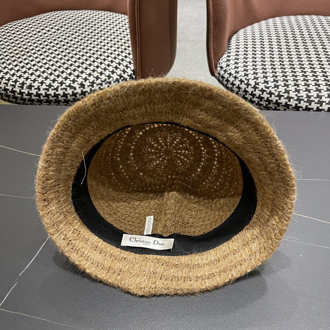  迪奥Dior 纯色复古大头围渔夫帽女2025年新款
秋冬加大加深水桶帽显脸小盆帽