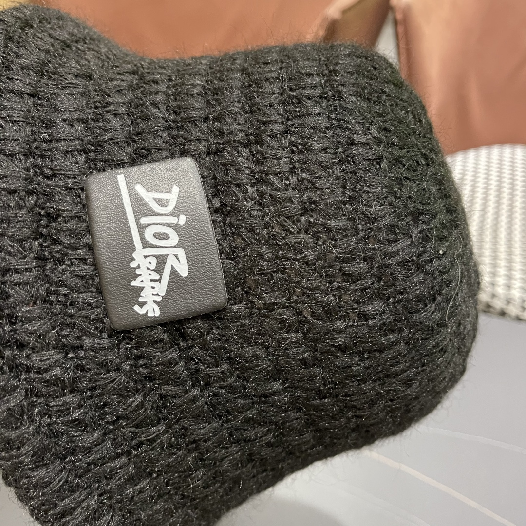  迪奥Dior 纯色复古大头围渔夫帽女2025年新款
秋冬加大加深水桶帽显脸小盆帽