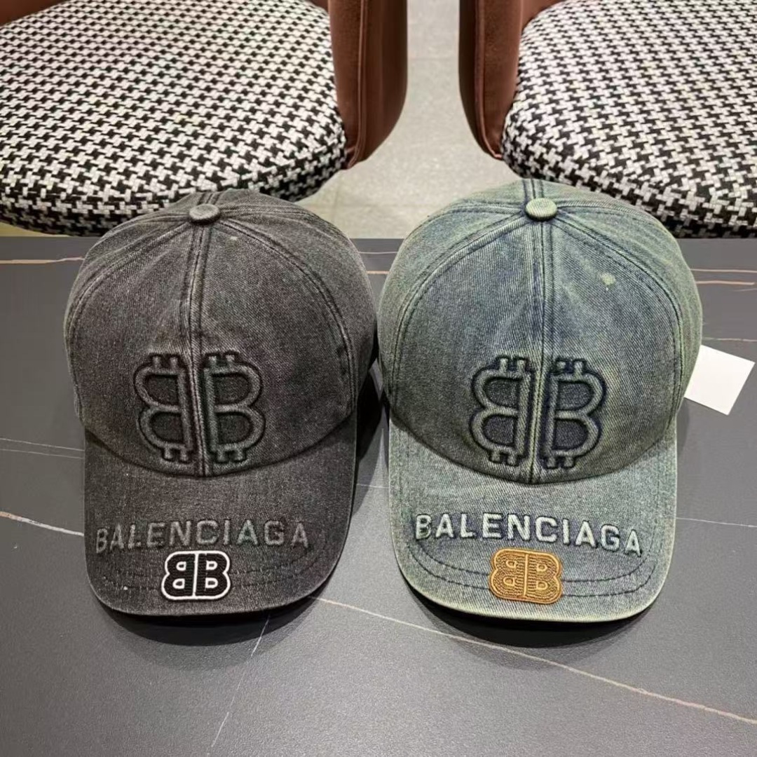  巴黎世家新款水洗做旧牛仔布棒球帽
新推出洗水牛仔系列，休闲百搭