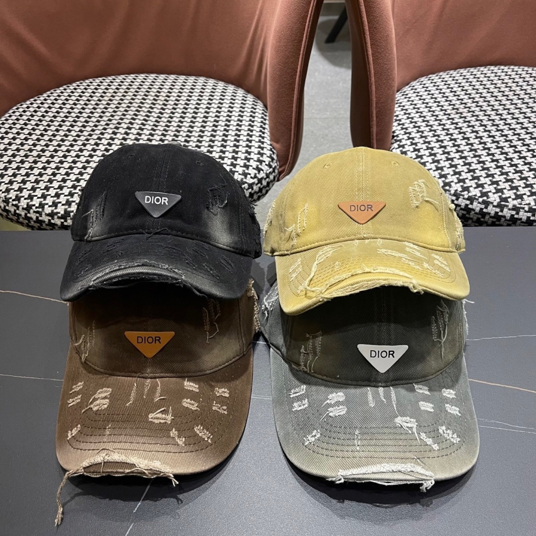   DIOR迪奥 新款破洞三角标棒球帽，整个帽子质感超级好，网红爆款休闲时尚  百搭，超级火爆
