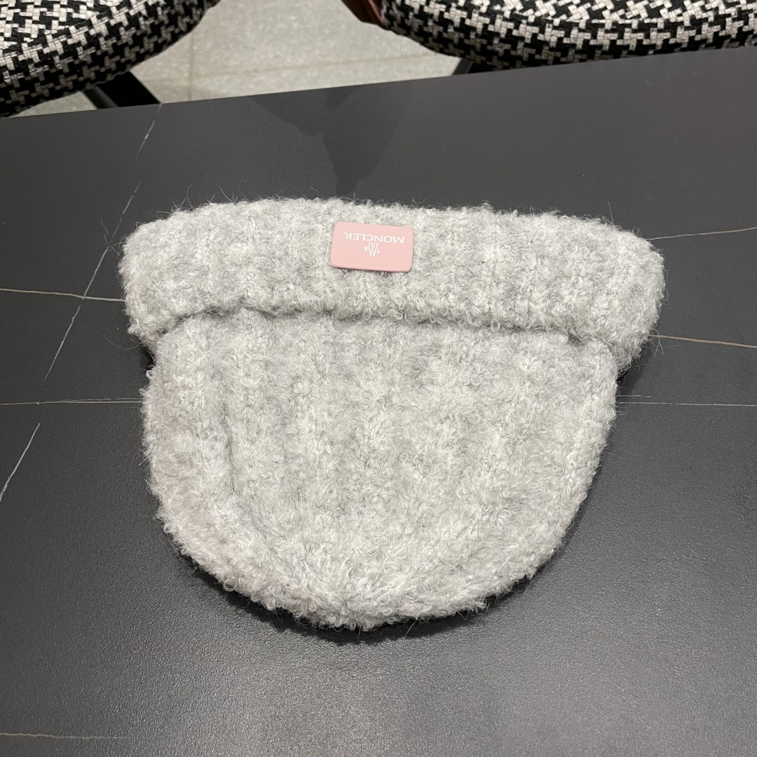 MONCLER蒙口🎩羊毛针织毛线帽，好品质高端大气，超柔软！超火爆💖质感很赞，出街超好搭配！时尚潮流！冬