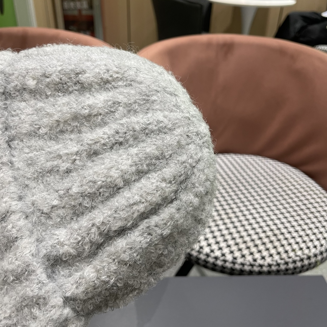 MONCLER蒙口🎩羊毛针织毛线帽，好品质高端大气，超柔软！超火爆💖质感很赞，出街超好搭配！时尚潮流！冬