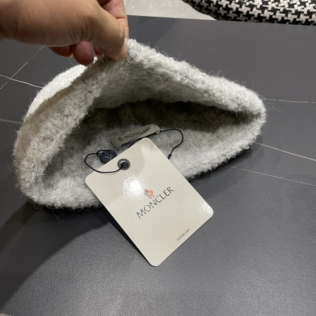 MONCLER蒙口🎩羊毛针织毛线帽，好品质高端大气，超柔软！超火爆💖质感很赞，出街超好搭配！时尚潮流！冬