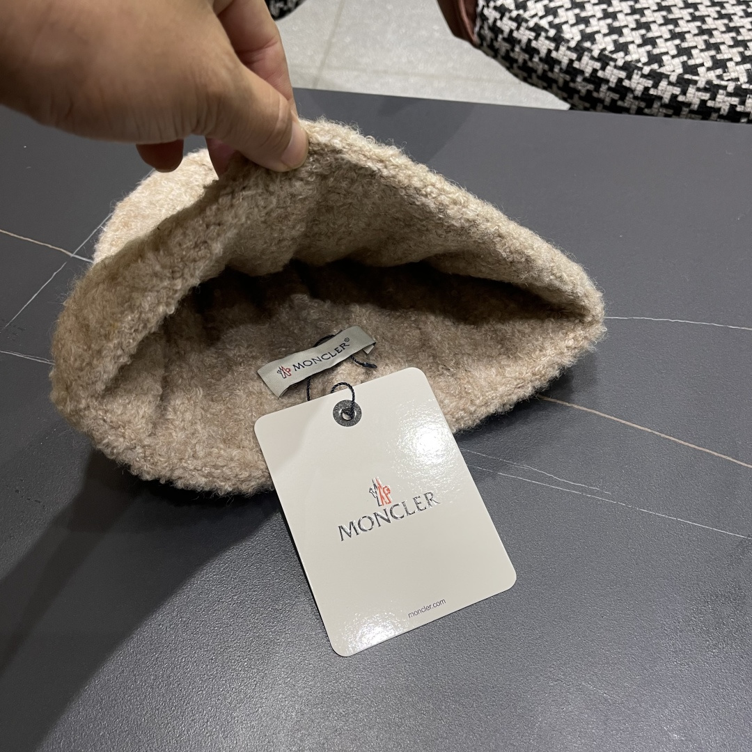 MONCLER蒙口🎩羊毛针织毛线帽，好品质高端大气，超柔软！超火爆💖质感很赞，出街超好搭配！时尚潮流！冬
