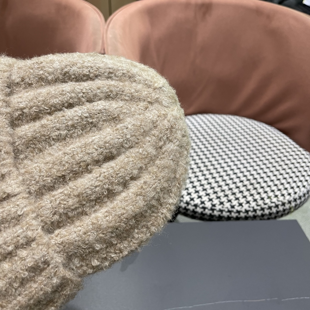 MONCLER蒙口🎩羊毛针织毛线帽，好品质高端大气，超柔软！超火爆💖质感很赞，出街超好搭配！时尚潮流！冬