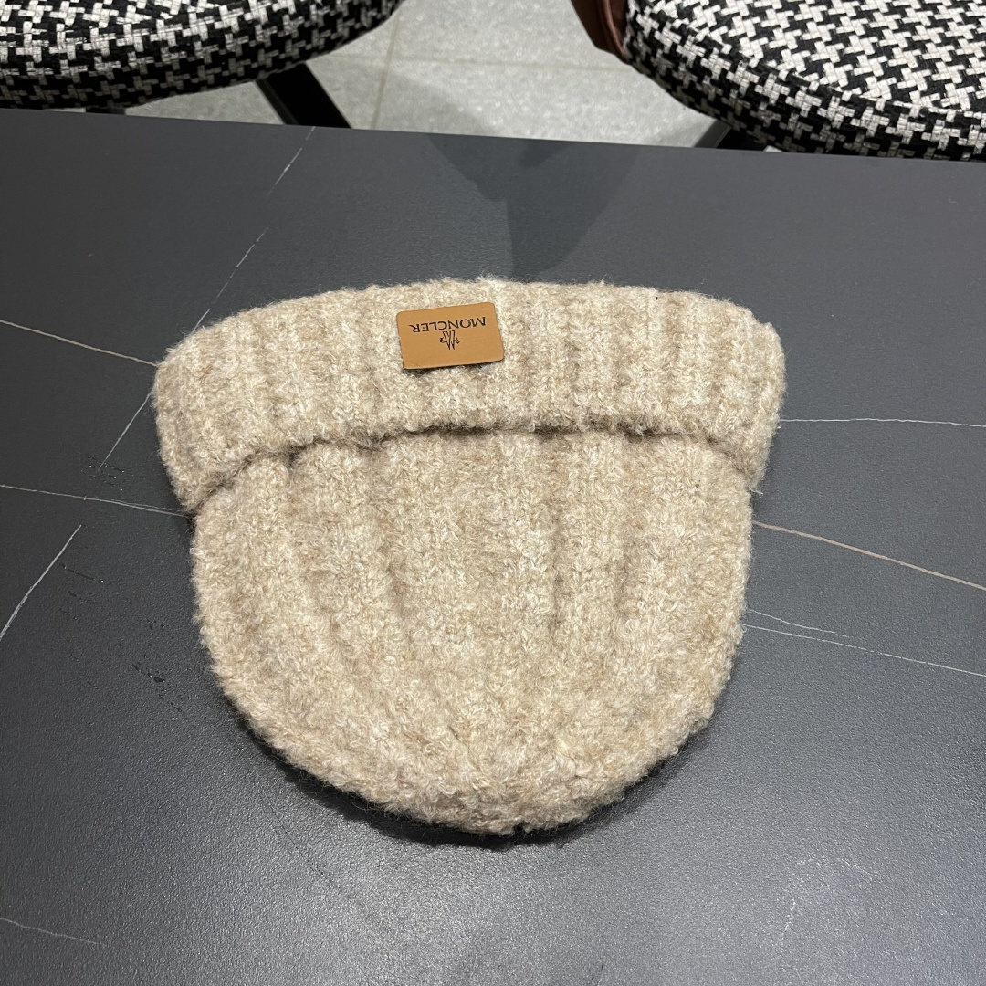 MONCLER蒙口🎩羊毛针织毛线帽，好品质高端大气，超柔软！超火爆💖质感很赞，出街超好搭配！时尚潮流！冬