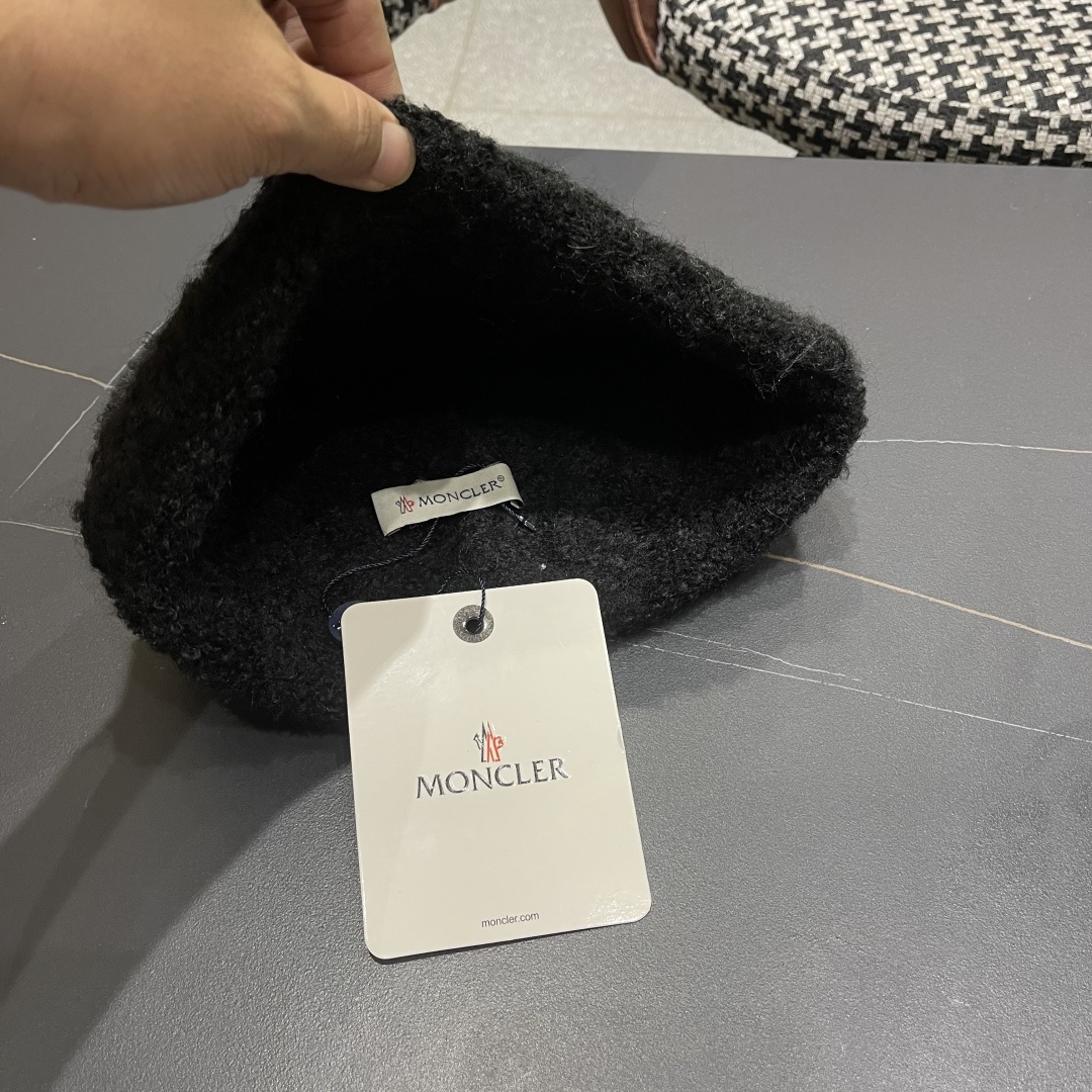 MONCLER蒙口🎩羊毛针织毛线帽，好品质高端大气，超柔软！超火爆💖质感很赞，出街超好搭配！时尚潮流！冬