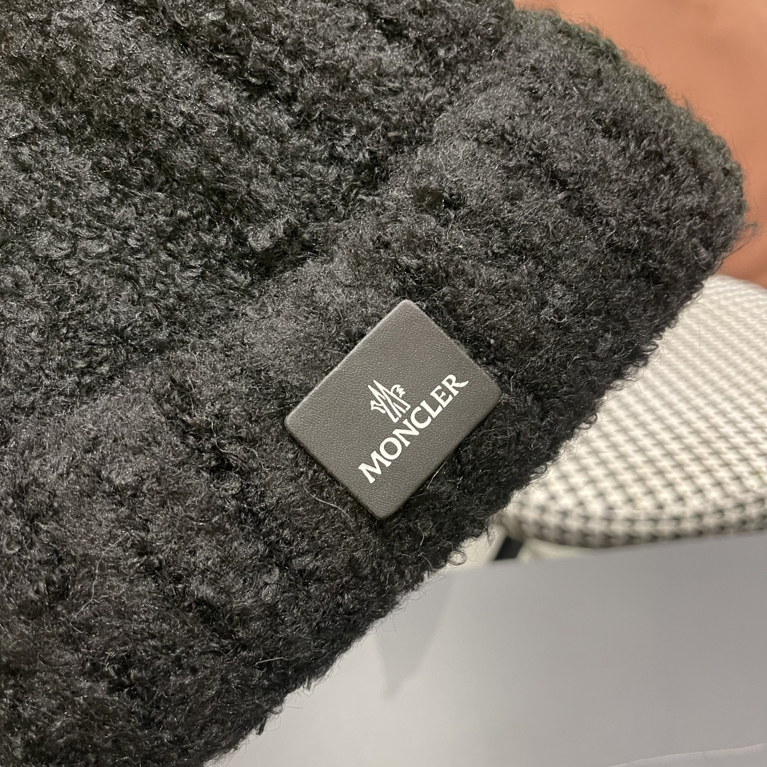 MONCLER蒙口🎩羊毛针织毛线帽，好品质高端大气，超柔软！超火爆💖质感很赞，出街超好搭配！时尚潮流！冬