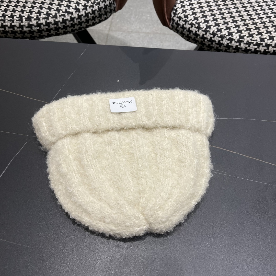 MONCLER蒙口🎩羊毛针织毛线帽，好品质高端大气，超柔软！超火爆💖质感很赞，出街超好搭配！时尚潮流！冬