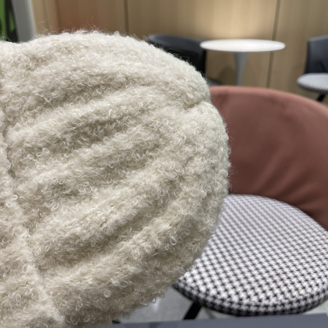 MONCLER蒙口🎩羊毛针织毛线帽，好品质高端大气，超柔软！超火爆💖质感很赞，出街超好搭配！时尚潮流！冬