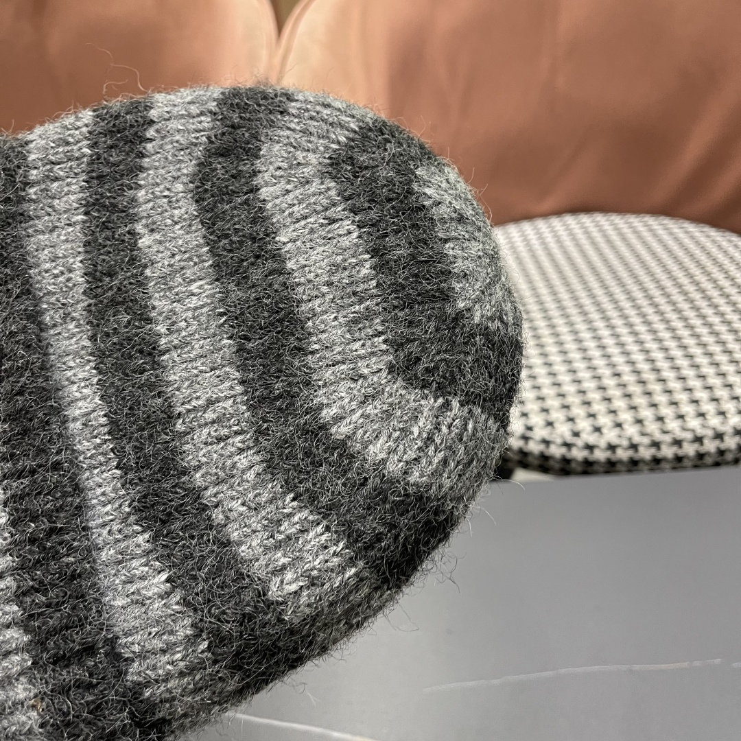 MONCLER蒙囗秋冬新款横条纹黑白针织帽毛线帽网红休闲亲子帽保暖护耳