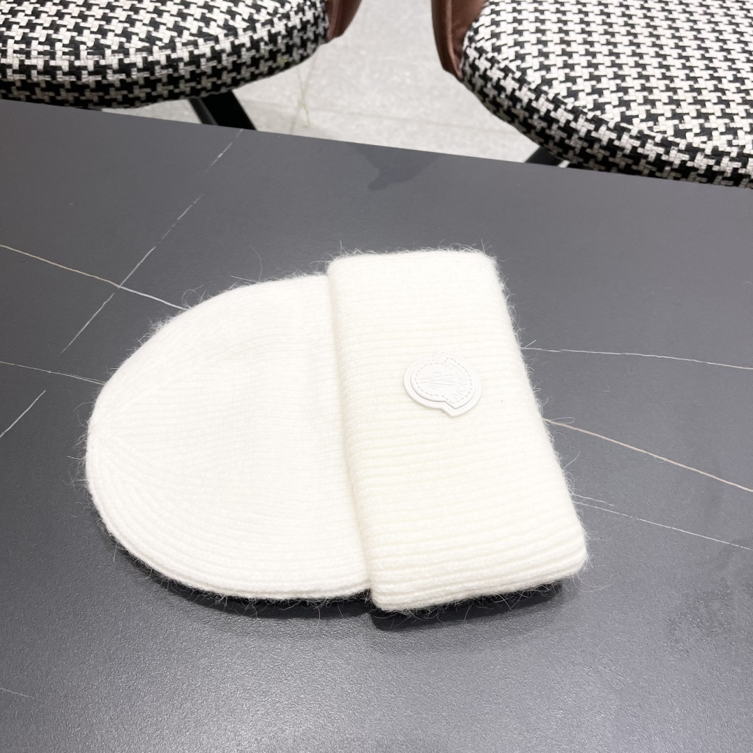 蒙口MONCLER针织兔毛线帽超经典不过时的一款秋冬冷帽🥶懂货的小姐姐必入款，帽型质量市场都有超多版本唯