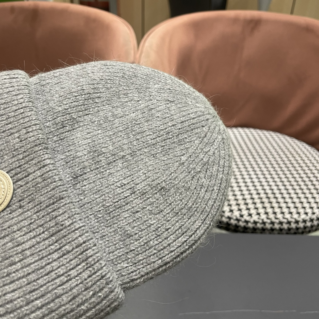 蒙口MONCLER针织兔毛线帽超经典不过时的一款秋冬冷帽🥶懂货的小姐姐必入款，帽型质量市场都有超多版本唯