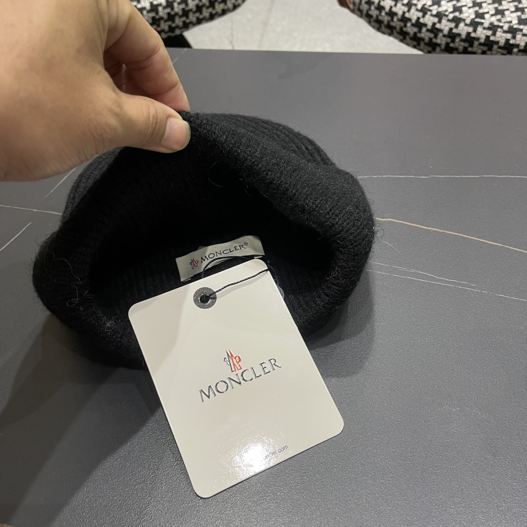 蒙口MONCLER针织兔毛线帽超经典不过时的一款秋冬冷帽🥶懂货的小姐姐必入款，帽型质量市场都有超多版本唯