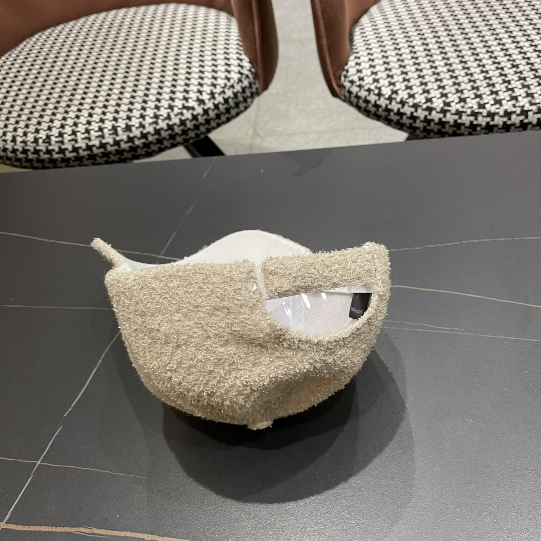 Moncler蒙口 秋冬新款灯芯绒亮片棒球帽 ， 质感满满.今年灯芯饿真的yyds ～