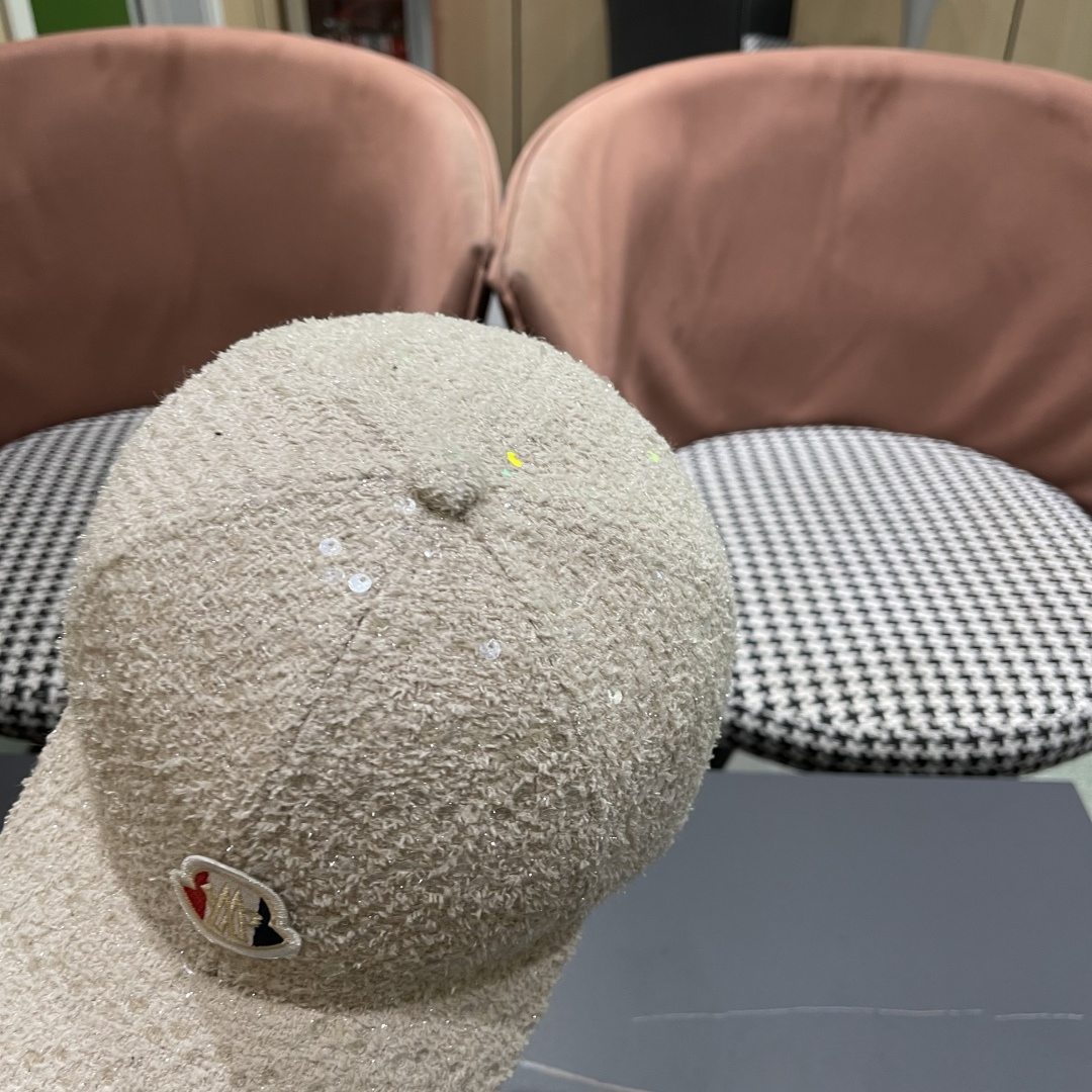 Moncler蒙口 秋冬新款灯芯绒亮片棒球帽 ， 质感满满.今年灯芯饿真的yyds ～