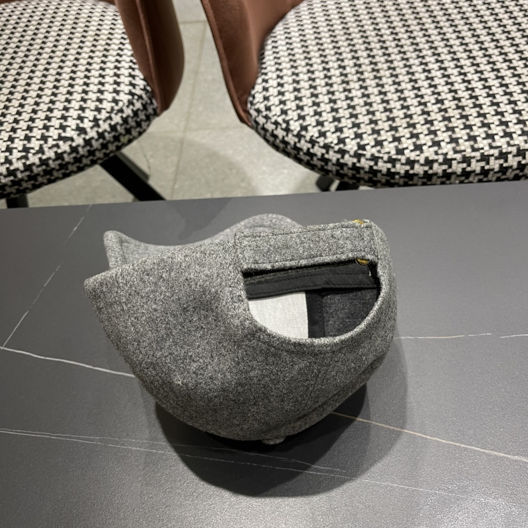 CELINE·赛琳 秋冬新款双C字母绣花羊毛棒球帽帽型完全按照Z:1定做。定制编织羊毛面料，超有质感！细