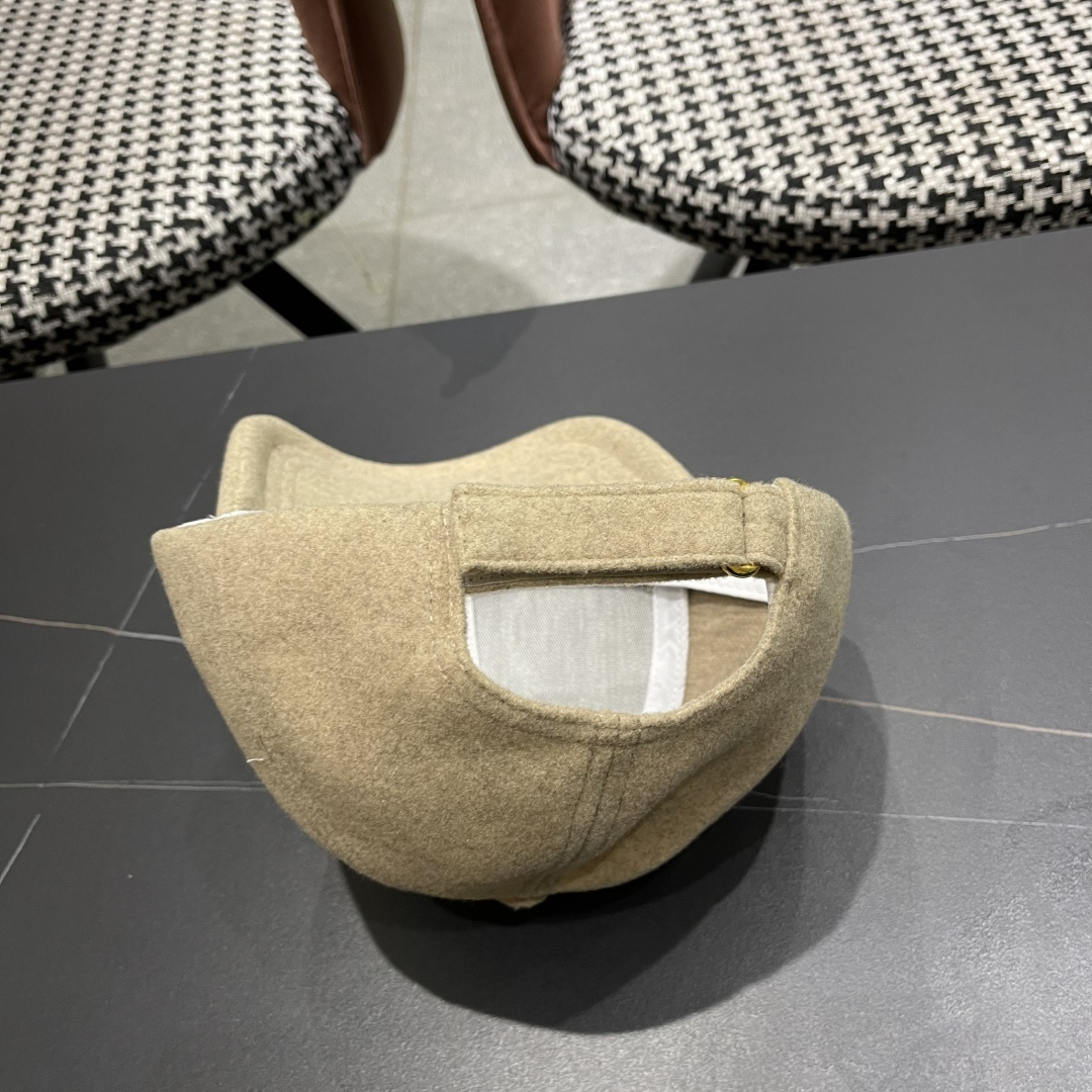 CELINE·赛琳 秋冬新款双C字母绣花羊毛棒球帽帽型完全按照Z:1定做。定制编织羊毛面料，超有质感！细