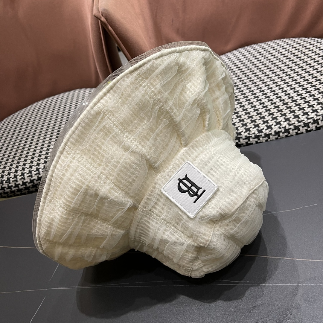  Burberry（巴宝莉）新款渔夫帽子女春夏薄款大檐防紫外线遮阳帽休闲百搭