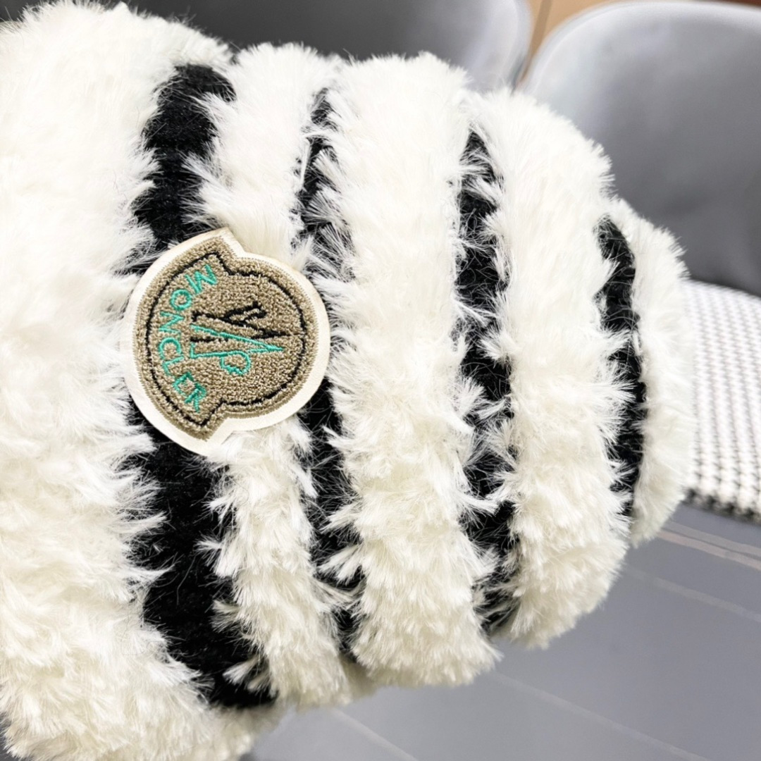  （蒙囗MONCLER】2025秋冬款女拼色双耳保毛绒渔夫帽时尚百搭毛绒护耳雷锋帽秋冬赶紧订购哦，